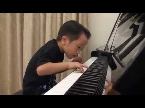 Illustration : Un petit garçon de 5 ans joue une pièce au Piano
