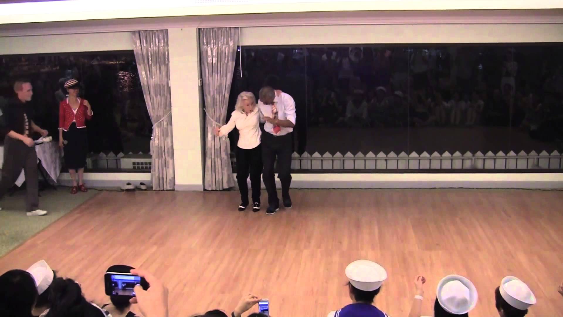 Illustration : Une Femme de 90 ans a Choqué les Invités
