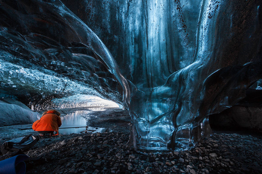 Grottes de glace bleue en Islande, parois translucides et sol gelé — une destination nordique pour un vrai voyage aurores