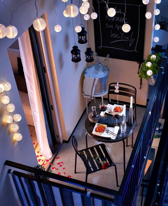petit balcon-romantic-balcony-lights_mini