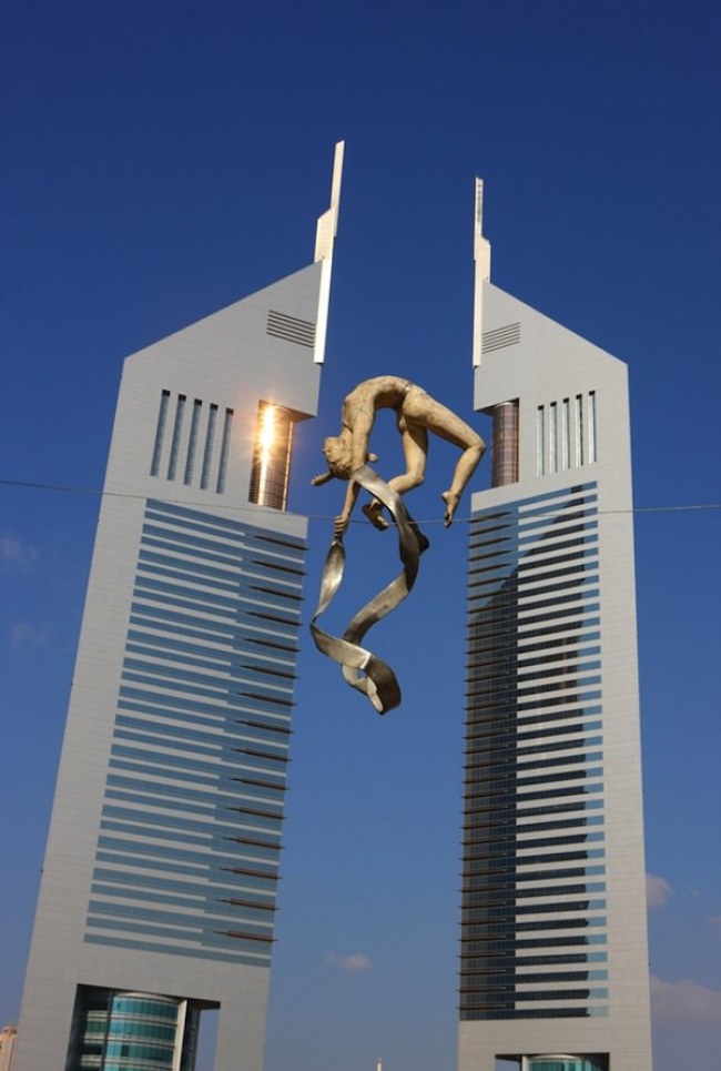 684055-650-1458306996-urban-sculptures-balancing