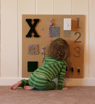 Illustration : Le père ingénieux a trouvé une solution interessante d’occuper son enfant.