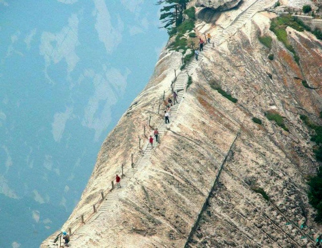 Illustration : 10 photos de la plus dangereuse route du monde