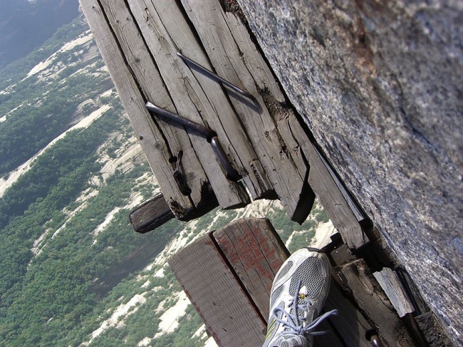 15045610-R3L8T8D-650-hiking-trail-huashan-mountain-china-12