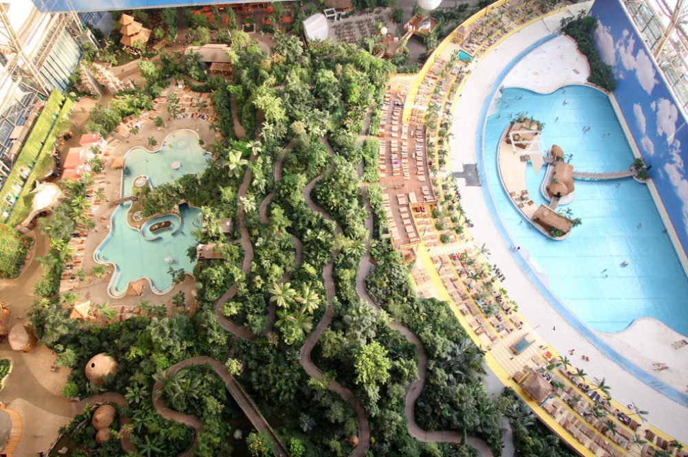 Illustration : A l'extérieur un hangar ou un paradis tropical ?