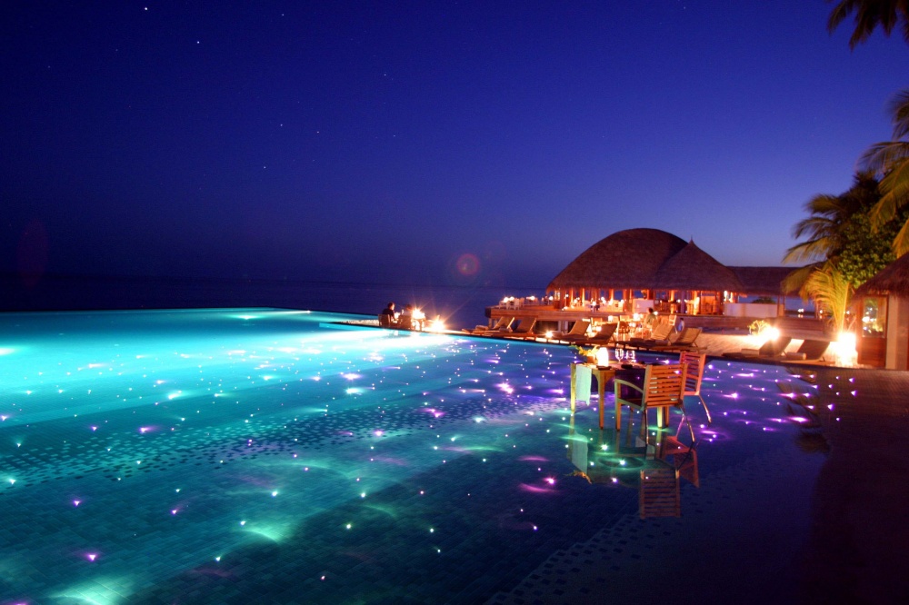  Piscine -1000-Infinity-Pool-with-dining-and-LED-lights-Huvafen-Fushi-Resort-in-Maldives