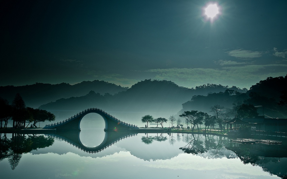 8828560-R3L8T8D-1000-moon-bridge-in-dahu-park-taipei