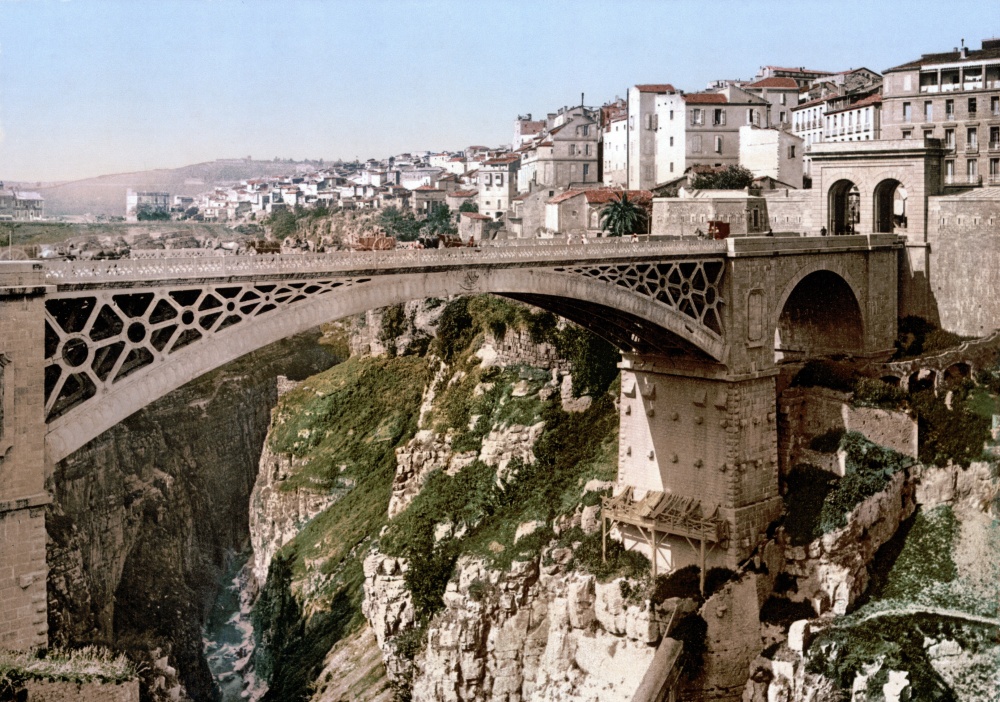 8828660-R3L8T8D-1000-Constantine_bridge_1899