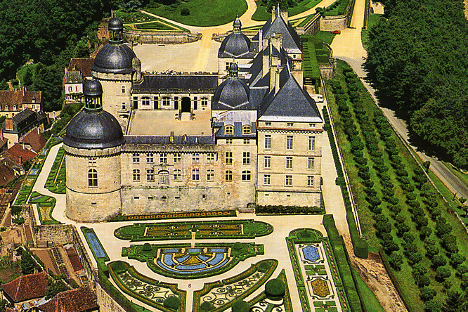 holidays-dordogne-france-Chateau-de-Hautefort-garden