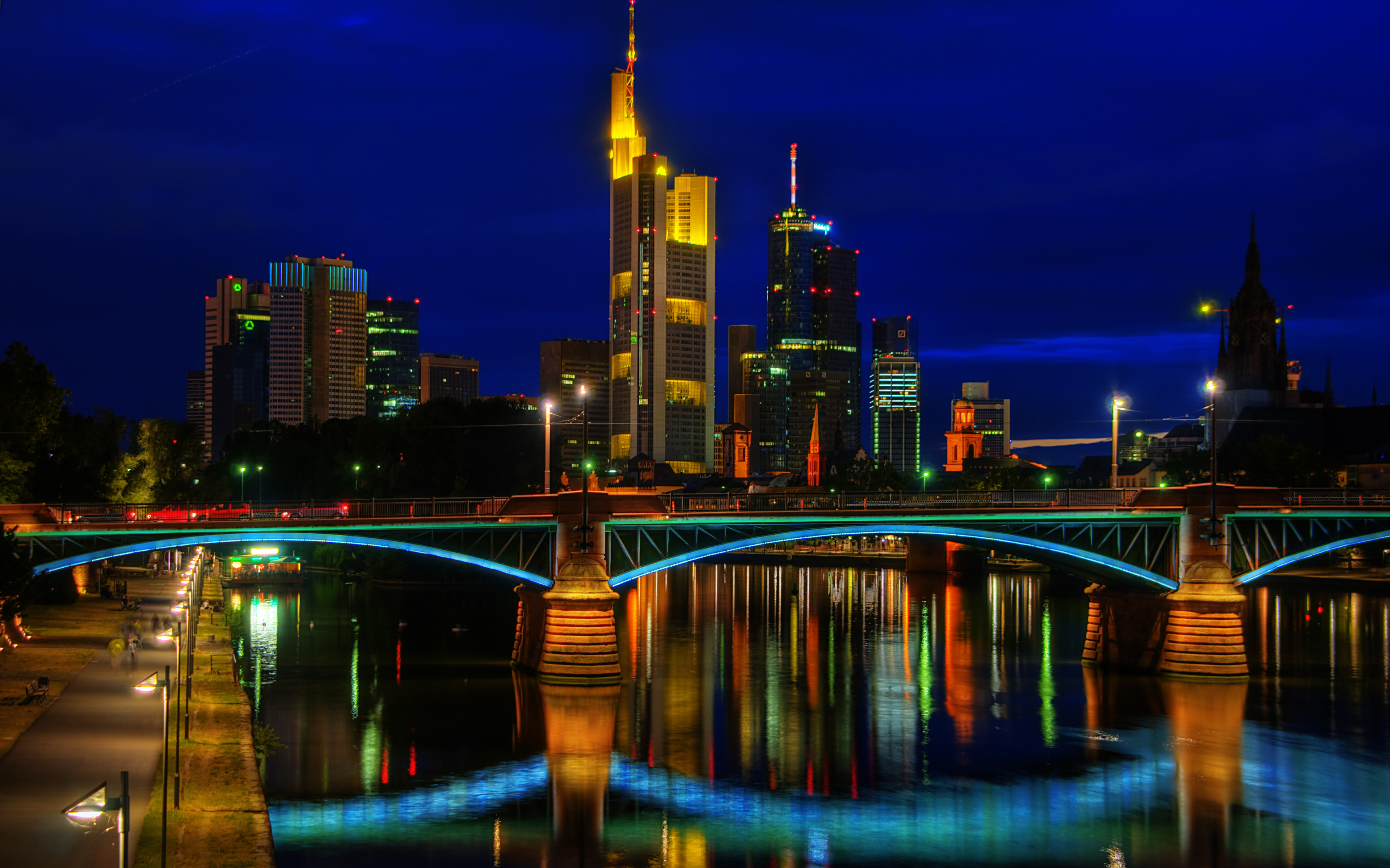 Get   here   ( http://www.flickr.com/photos/wolfgangstaudt/2665130094/sizes/l/ )   a large view!  Die Ignatz-Bubis-Brücke (bis 2000 Obermainbrücke) ist eine Straßenbrücke in Frankfurt am Main. Sie verbindet bei Main-Kilometer 36,0 die Obermainanlage im Stadtteil Innenstadt mit der Dreieichstraße in Sachsenhausen. Sie ist 183,75 Meter lang und 15,20 Meter breit. Über die Brücke führen die Bundesstraße 3, die Straßenbahnlinie 14 und der Ebbelwei-Expreß. Im Dezember 2000 wurde die Brücke nach dem 1999 verstorbenen Vorsitzenden des Zentralrates der Juden in Deutschland, Ignatz Bubis, benannt.  From  Wikipedia ( http://de.wikipedia.org/wiki/Ignatz-Bubis-Br%c3%bccke ) , the free encyclopedia