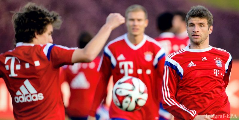 epa04563285 Munich's Gianluca Gaudino (L-R), Holger Badstuber, and Thomas Mueller in action during a training session in Doha, Qatar, 16 January 2015. Bayern Munich stays in Qatar until 17 January 2015 to prepare for the second half of the German Bundesliga season. EPA/SVEN HOPPE