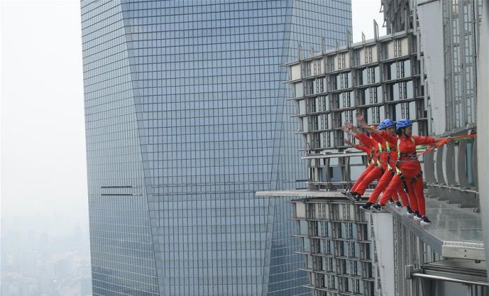shanghai-skyscraper-lets-visitors-walk-on-the-edge-without-handrails-7