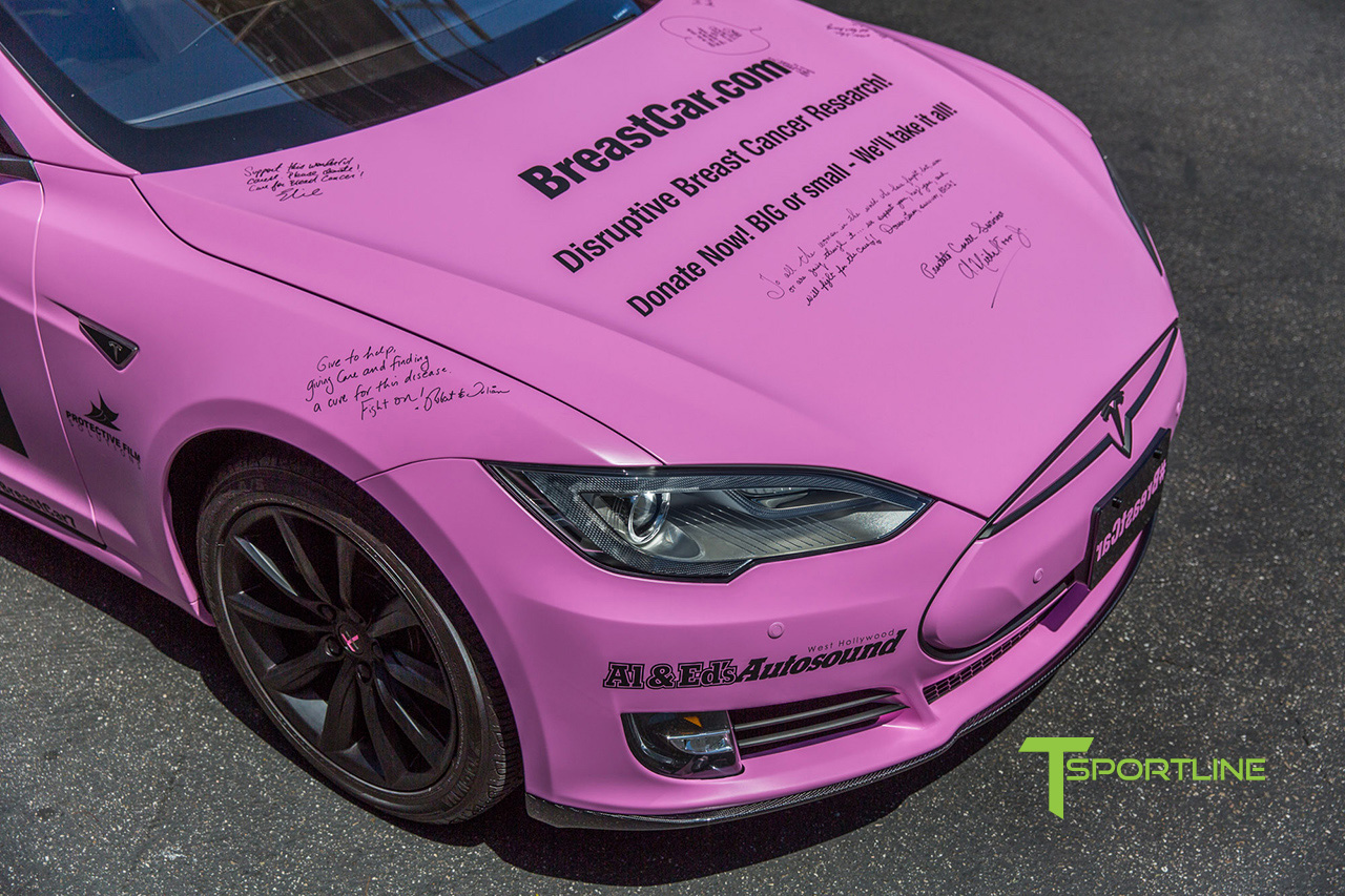 Illustration : Pink Tesla S pour la prévention du cancer du sein